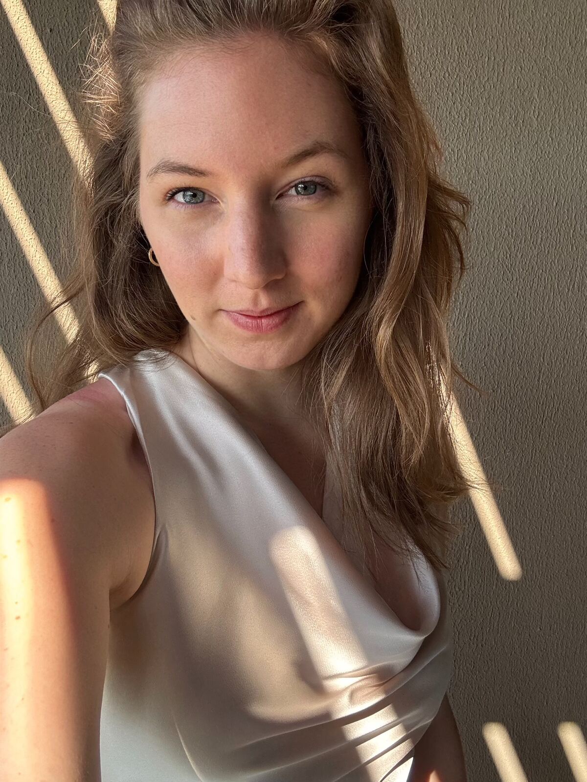 Sarah Bakker im warmen Spotlight-Licht